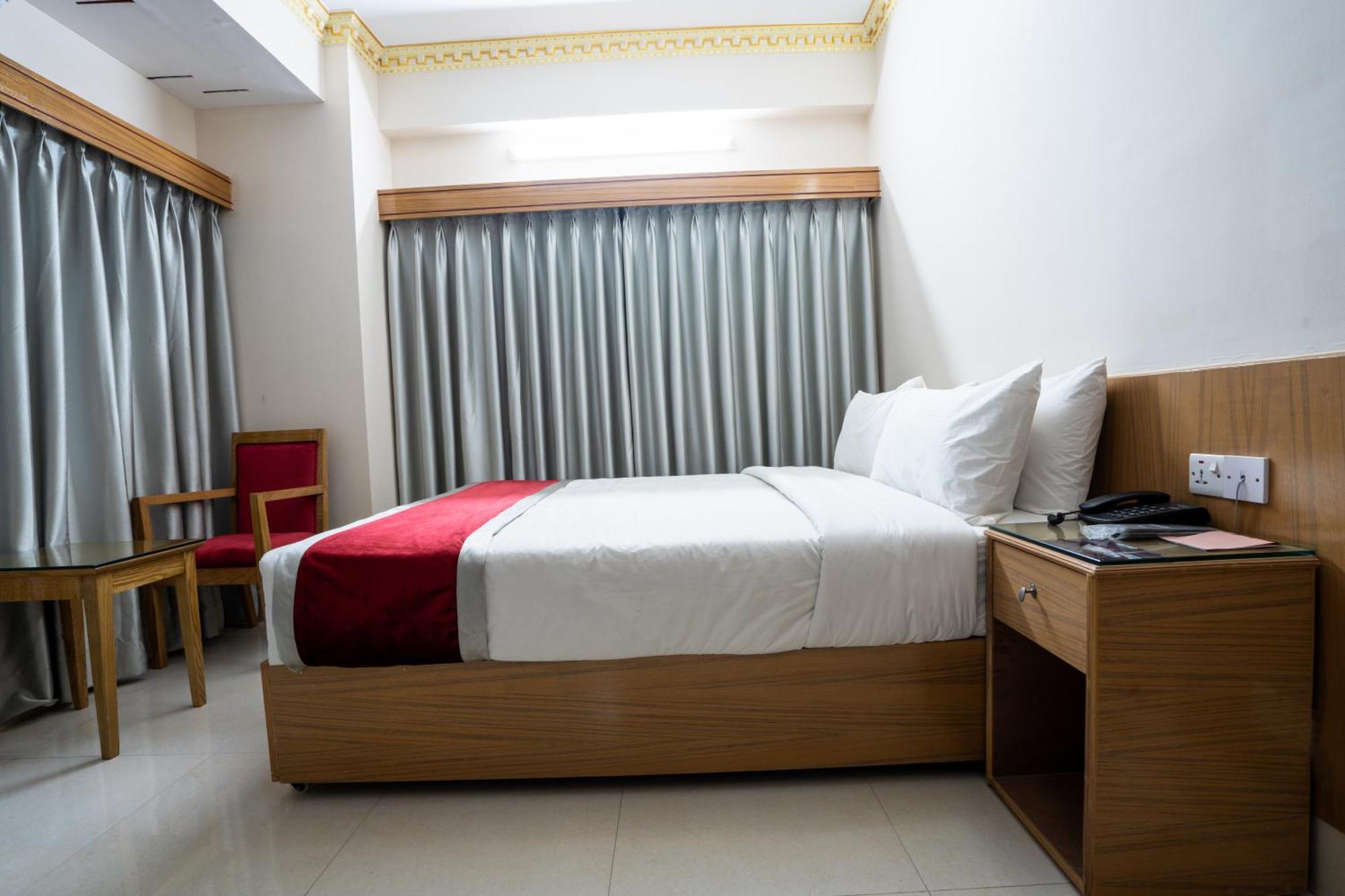 Hotel Safa Residency - Дака Екстериор снимка