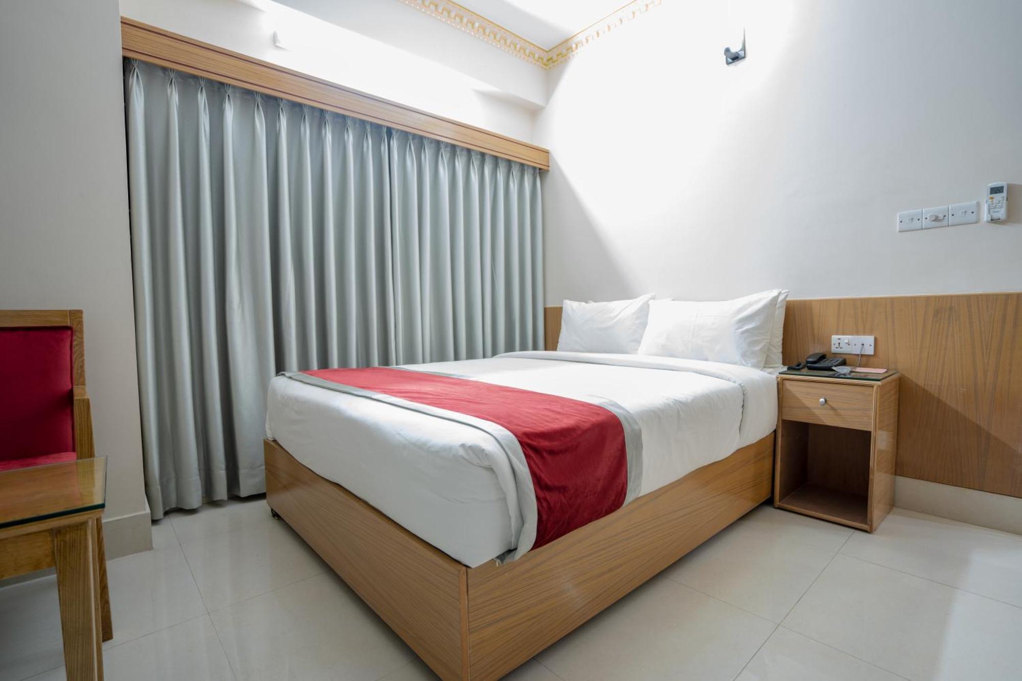 Hotel Safa Residency - Дака Екстериор снимка